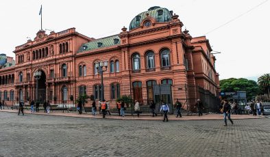 Arjantin’de döviz hesabı olanlar bankalara akın etti