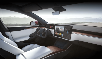 Tesla geri adım attı: Seyir halindeyken video oyunları oynanamayacak