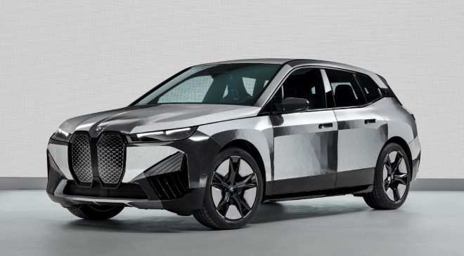 BMW yeni arabasını tanıttı: Tek tuşla otomobil renk değiştiriyor