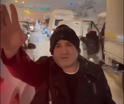 Şafak Sezer yolda mahsur kaldı: ‘6 saattir arabadayız’