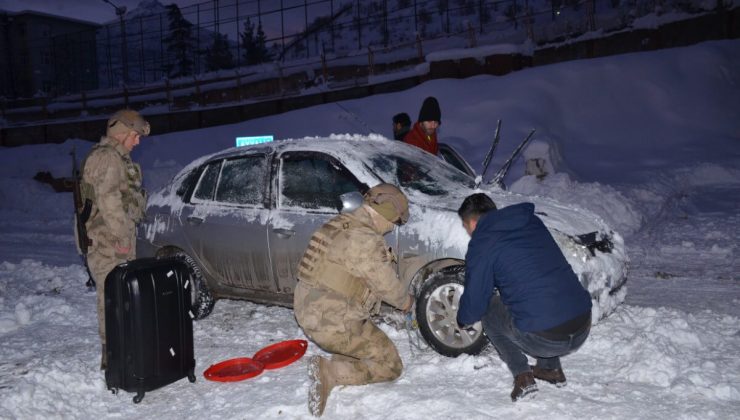 Şırnak’ta Jandarma -16 derecede yolda kalan vatandaşlara yardım etti