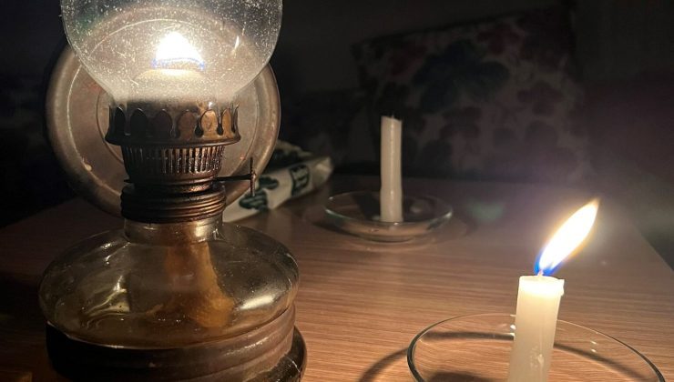 Isparta 48 saattir elektriksiz! Vatandaşlar tepkili! Gaz lambaları geri geldi!